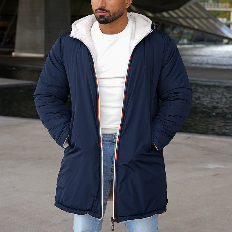 Luminex stijlvolle mannenjas in navy blauw met een crèmekleurige teddyvoering. De jas heeft een capuchon, een ritssluiting met subtiele kleurdetails en is lang van model. Ideaal voor een warme en moderne uitstraling tijdens koude dagen.