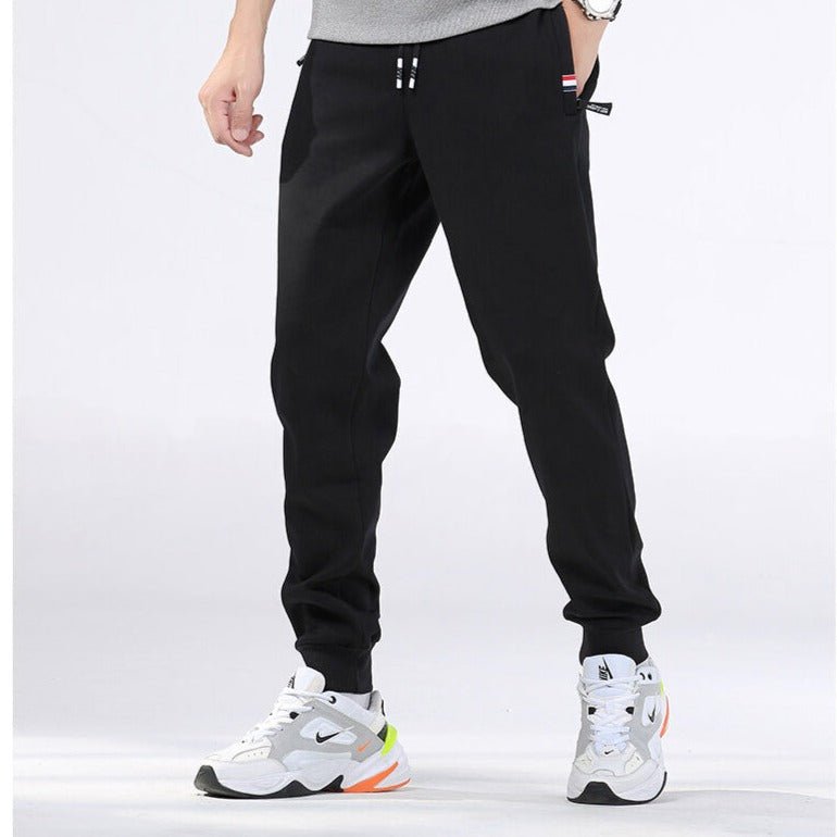 UptoFit Zwarte joggingbroek voor heren, stijlvol en comfortabel. Perfect voor een casual look, met een sportieve uitstraling en elastische boorden voor een goede pasvorm.