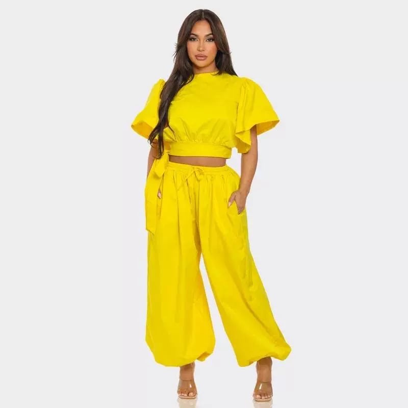 Vrouwelijke Jogger Set met Peplum Details en Statement Look