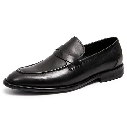 Elegante zwarte leren herenschoenen met een klassieke instapstijl, perfect voor formele en zakelijke gelegenheden.