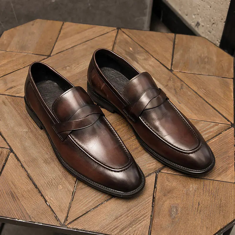 Stijlvolle leren herenschoenen in een klassieke bruine kleur, met een elegante instapstijl voor een verfijnde uitstraling.
