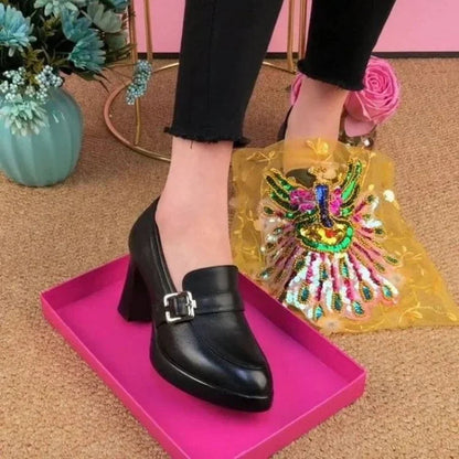 Hoge Puntneuzigehakte Pumps