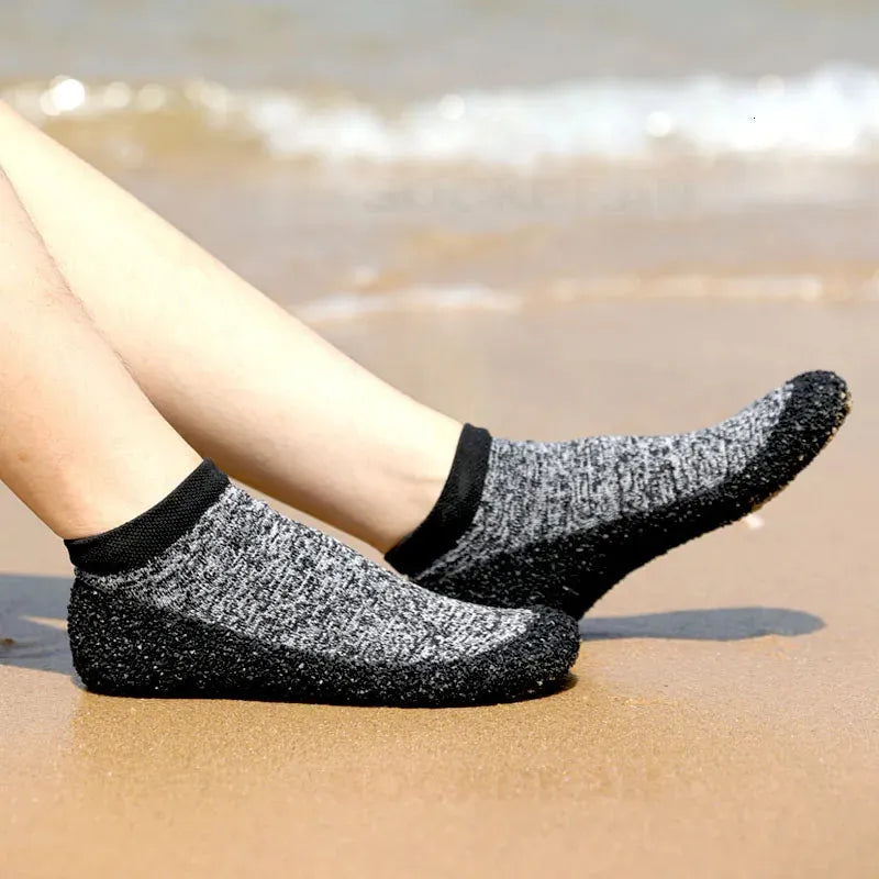 Foryo duurzame sokken met antislipzool, ideaal voor strandwandelingen en outdoor activiteiten. De sokken bieden comfort, grip en bescherming, in een stijlvol grijs-zwart design. Perfect voor dagelijks gebruik en avonturen.