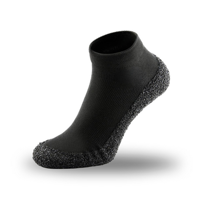 Foryo duurzame sokken in klassiek zwart met antislipzool voor optimale grip. Ontworpen voor comfort en veelzijdigheid, ideaal voor dagelijks gebruik en lichte buitenactiviteiten.