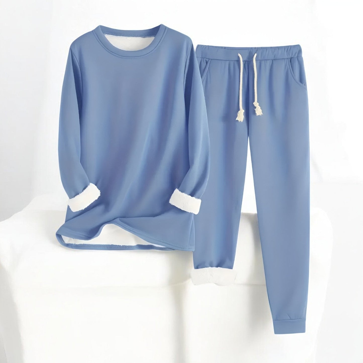 Glorista veelzijdige fleece set in lichtblauw, bestaande uit een comfortabele trui met lange mouwen en bijpassende joggingbroek. De set heeft een zachte voering en een casual, warme uitstraling. Ideaal voor ontspanning of buitenactiviteiten tijdens koude dagen.