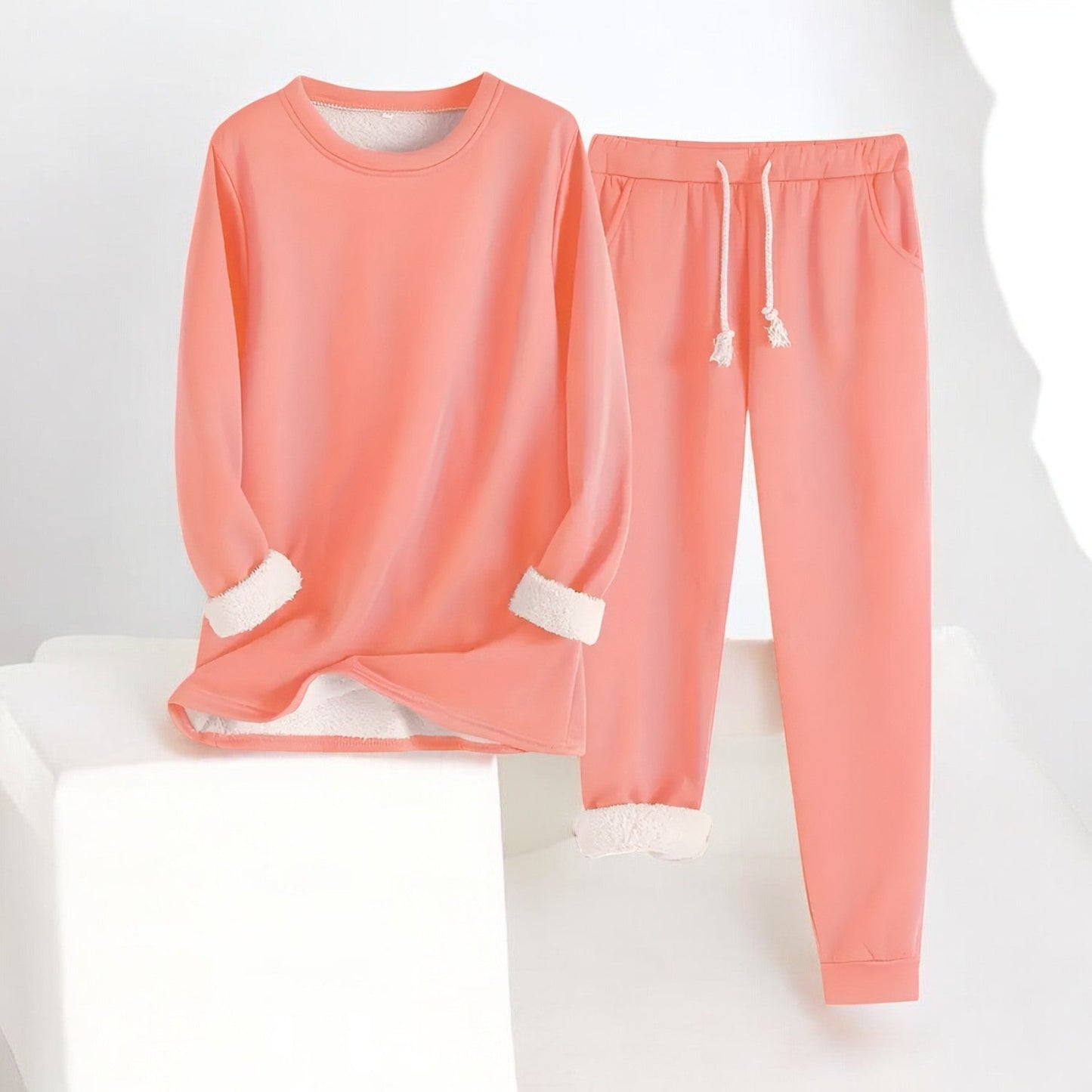 Glorista veelzijdige fleece set in perzikkleur, bestaande uit een comfortabele trui met lange mouwen en bijpassende joggingbroek. De set heeft een zachte voering en een warme uitstraling. Perfect voor gezellige dagen thuis of ontspannen buitenactiviteiten in koud weer.