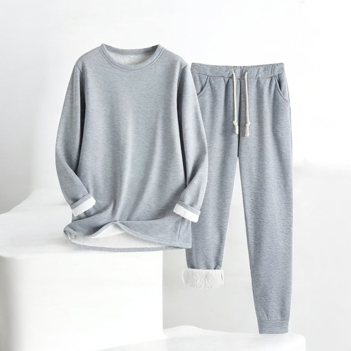 Glorista veelzijdige fleece set in lichtgrijs, bestaande uit een comfortabele lange mouwen trui en een bijpassende joggingbroek met trekkoord. De set heeft een zachte fleece voering en opgerolde mouw- en broekmanchetten, perfect voor een stijlvolle en warme look tijdens de koudere maanden.