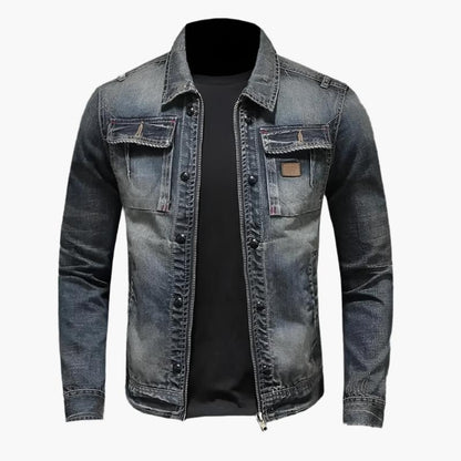 Kavelin spijkerjas in donkergrijs met stoere gewassen look. De jas heeft borstzakken met klep en knopen, subtiele details en een ritssluiting. Perfect voor een casual en trendy uitstraling.