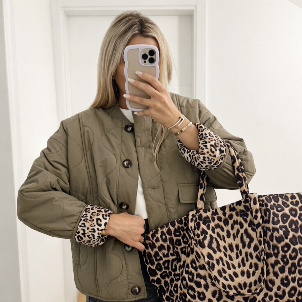 Luxe Tussenjas Luipaard Print met Trendy Stiksels - StudioMarella