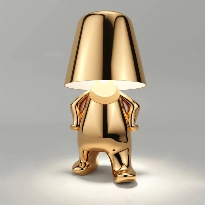 Glanzende gouden Lumineer tafellamp met een uniek, speels ontwerp, perfect voor flexibele verlichting en een moderne uitstraling in elk interieur.