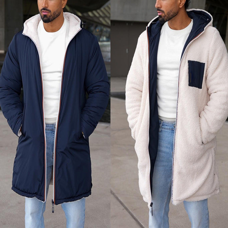 Luminex stijlvolle omkeerbare mannenjas, aan de ene kant navy blauw en aan de andere kant crèmekleurige teddyvoering. De jas heeft een capuchon, lange pasvorm en een ritssluiting met subtiele kleuraccenten. Perfect voor veelzijdige en warme winterlooks.
