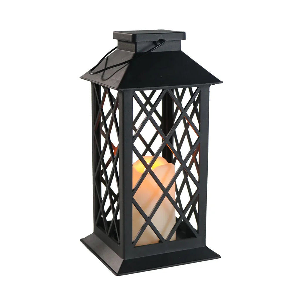 Een zwarte metalen lantaarn met een geometrisch ontwerp, verlicht door een zacht gloeiende kaars binnenin. De lantaarn heeft een rustieke uitstraling en is ideaal voor het creëren van een sfeervolle ambiance in huis of op een terras.