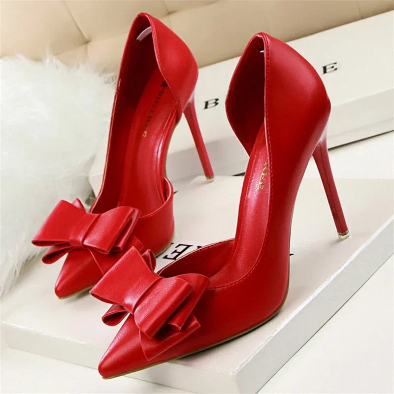 Pumps met Strik Detail en Puntige Neus Elegante Stijl