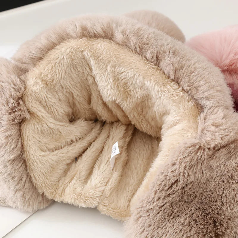 Alina Muts met Pompon Zacht en Warm