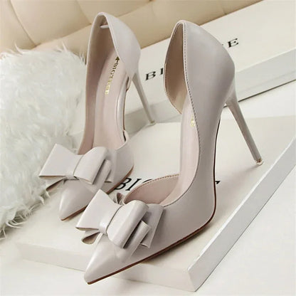 Pumps met Strik Detail en Puntige Neus Elegante Stijl