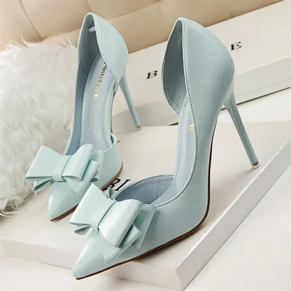 Pumps met Strik Detail en Puntige Neus Elegante Stijl