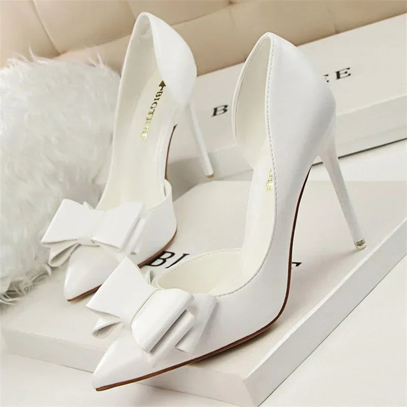 Pumps met Strik Detail en Puntige Neus Elegante Stijl