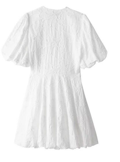 Witte Jurk met Ruches en Geborduurde Details