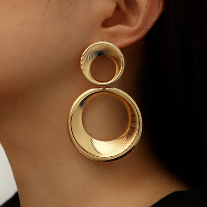 Goudkleurige Oorbellen met 3D Cirkel Design