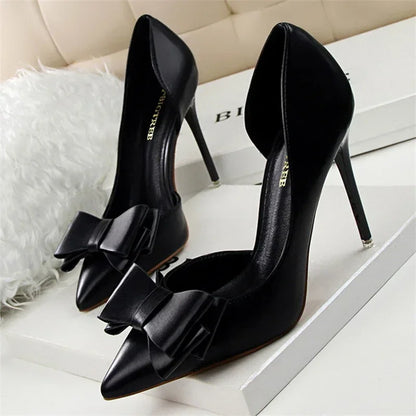Pumps met Strik Detail en Puntige Neus Elegante Stijl