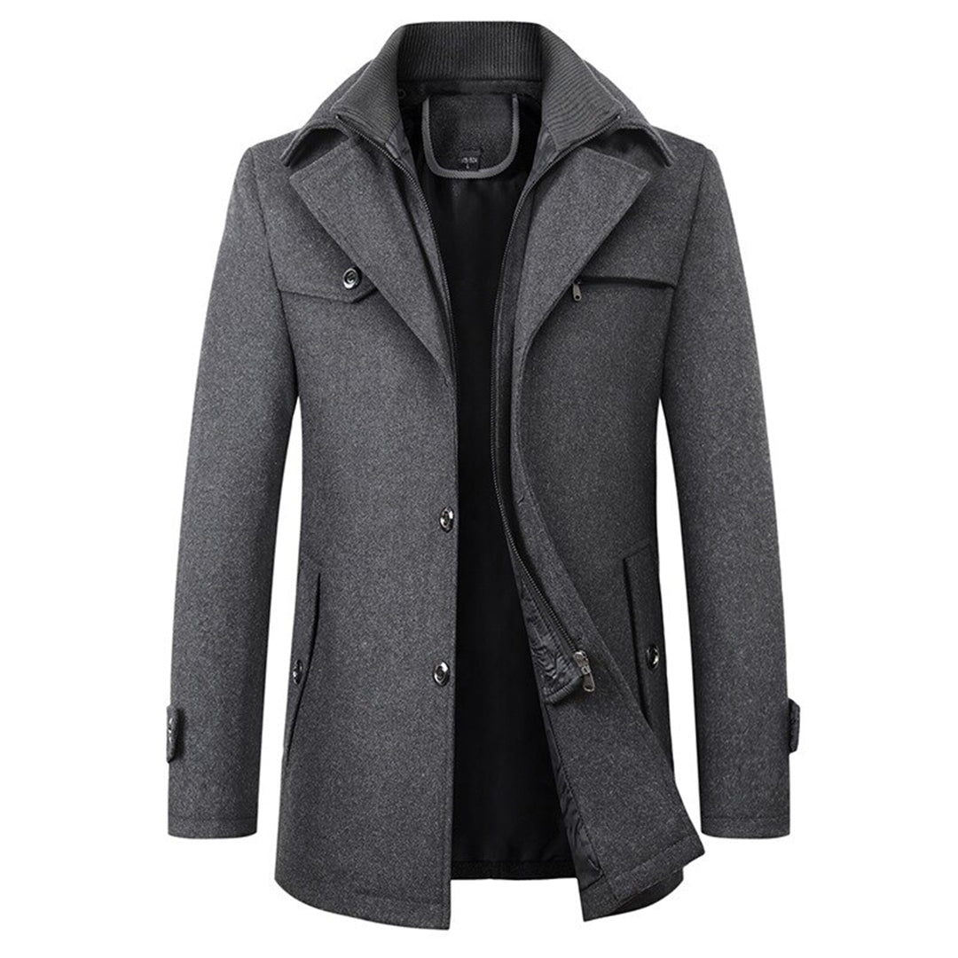 Urbano Winterjas in klassiek grijs. Deze duurzame herenjas combineert stijl en functionaliteit met een warme voering, stijlvolle kraag, praktische rits- en knoopdetails, en een comfortabele pasvorm. Perfect voor een elegante winterlook.