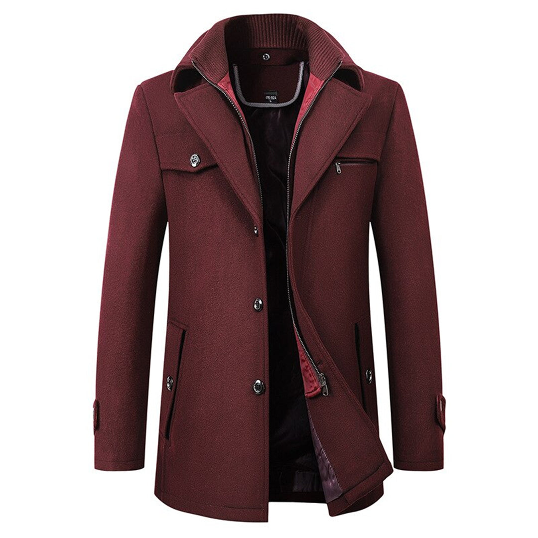 Urbano Winterjas in stijlvol bordeauxrood. Deze duurzame herenjas biedt warmte en elegantie, met een moderne pasvorm, rits- en knoopdetails, en een hoogwaardige afwerking. Ideaal voor een verfijnde winterstijl.