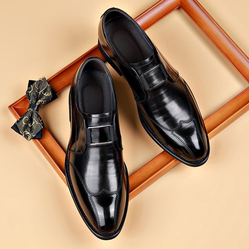 Stijlvolle zwarte leren herenschoenen met een dubbele gesp, gecombineerd met een elegant strikje. Deze glanzende schoenen zijn perfect voor formele gelegenheden en bieden een verfijnde, chique uitstraling.