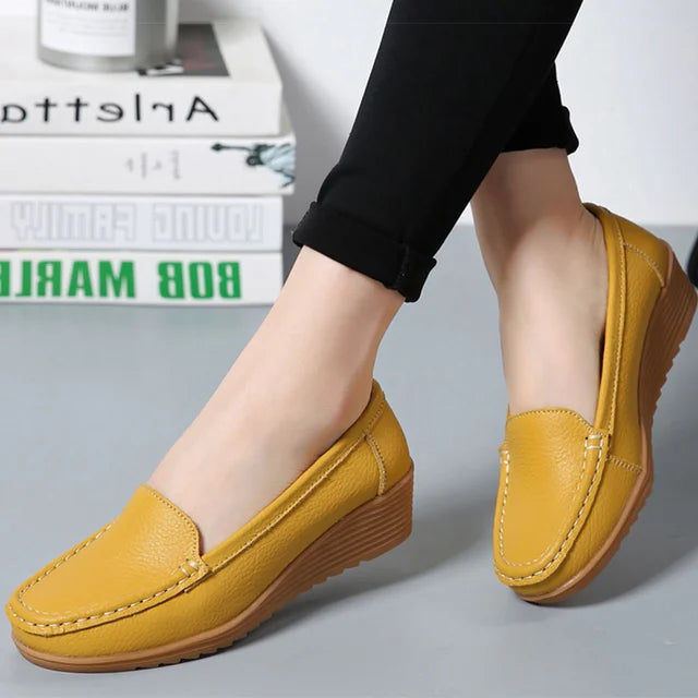Dames Schoenen: Leren Platte Schoenen met Wigvormige Hakken - StudioMarella
