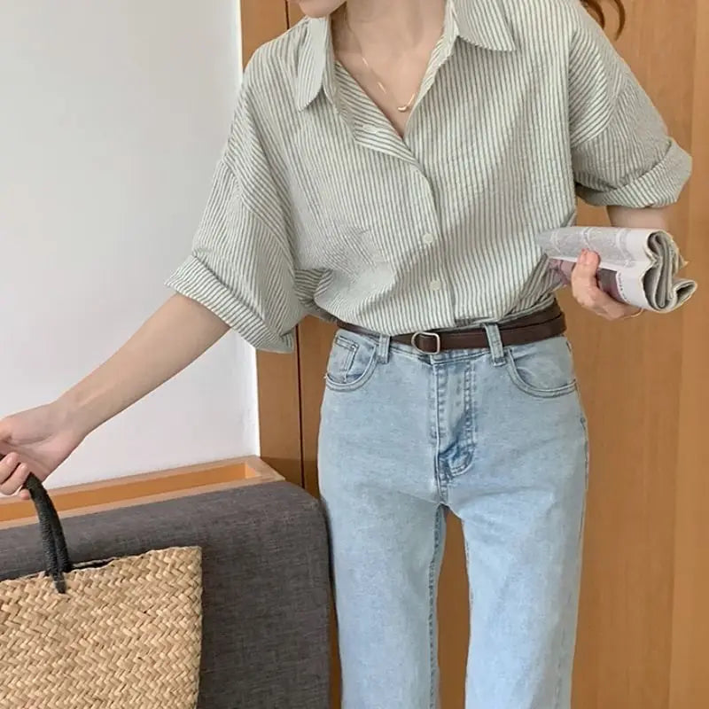 Groene Blouse met Verticale Strepen Moderne Stijl