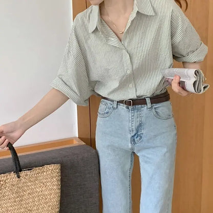 Groene Blouse met Verticale Strepen Moderne Stijl