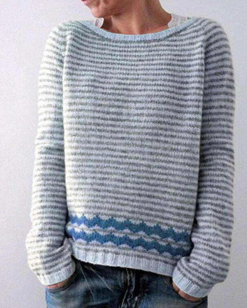 Zemara pullover in zachte grijze en blauwe strepen met een subtiele golfpatroon aan de onderkant, een stijlvolle en moderne uitstraling voor elke gelegenheid.