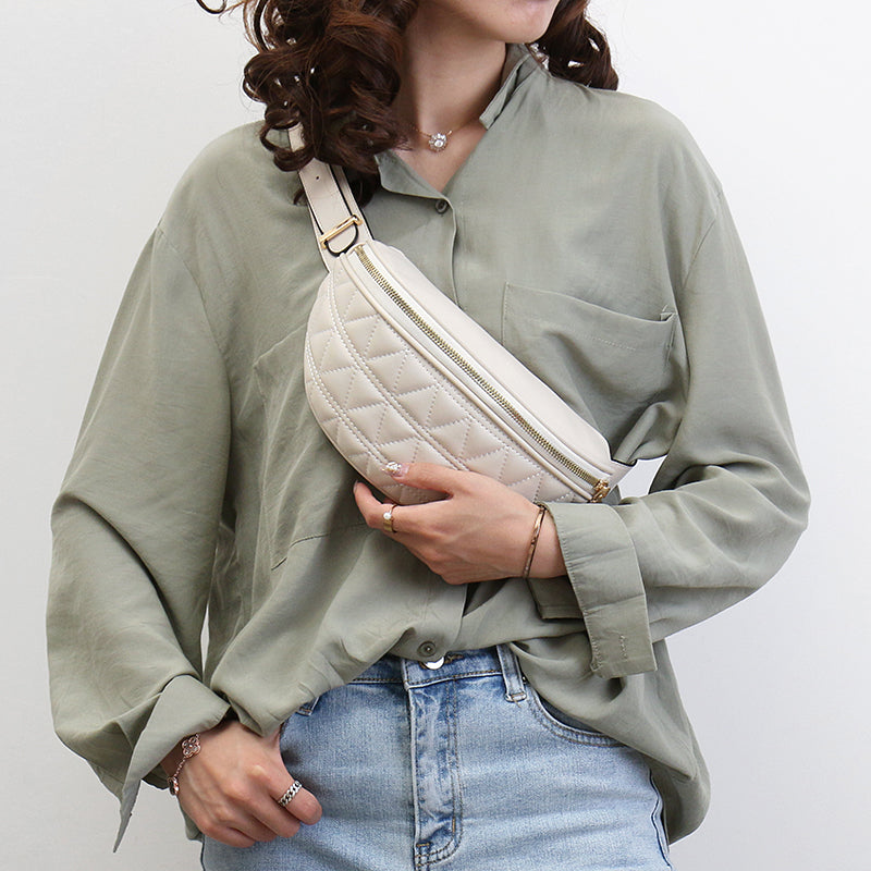 Hazel Heuptasje met ruitjesprint | Stoer & Handig in de kleur Beige voor dames in stijl geschikt voor alle seizoenen.