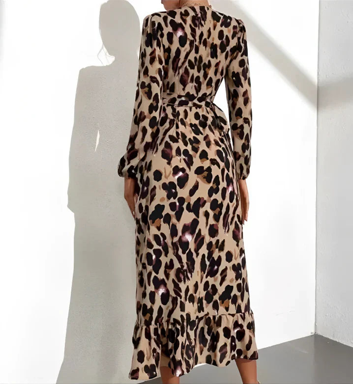 Leila | V-hals jurk met luipaardprint in de kleur Luipaard voor dames in stijl ideaal voor de lente.