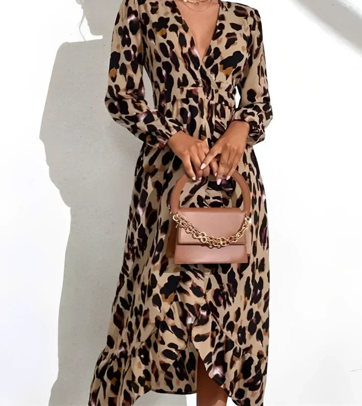 Leila | V-hals jurk met luipaardprint in de kleur Luipaard voor dames in stijl ideaal voor de lente.