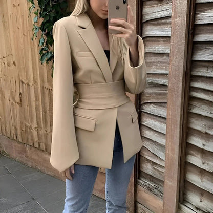 Vrouwelijke Blazer Getailleerd met Trendy Look