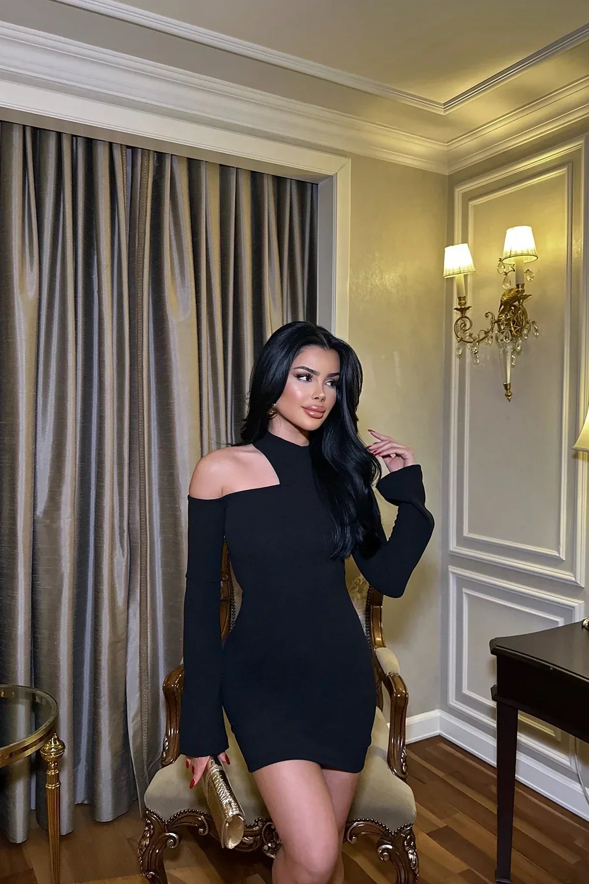 Zwarte Bodycon Minidress Asymmetrische Halsuitsnede
